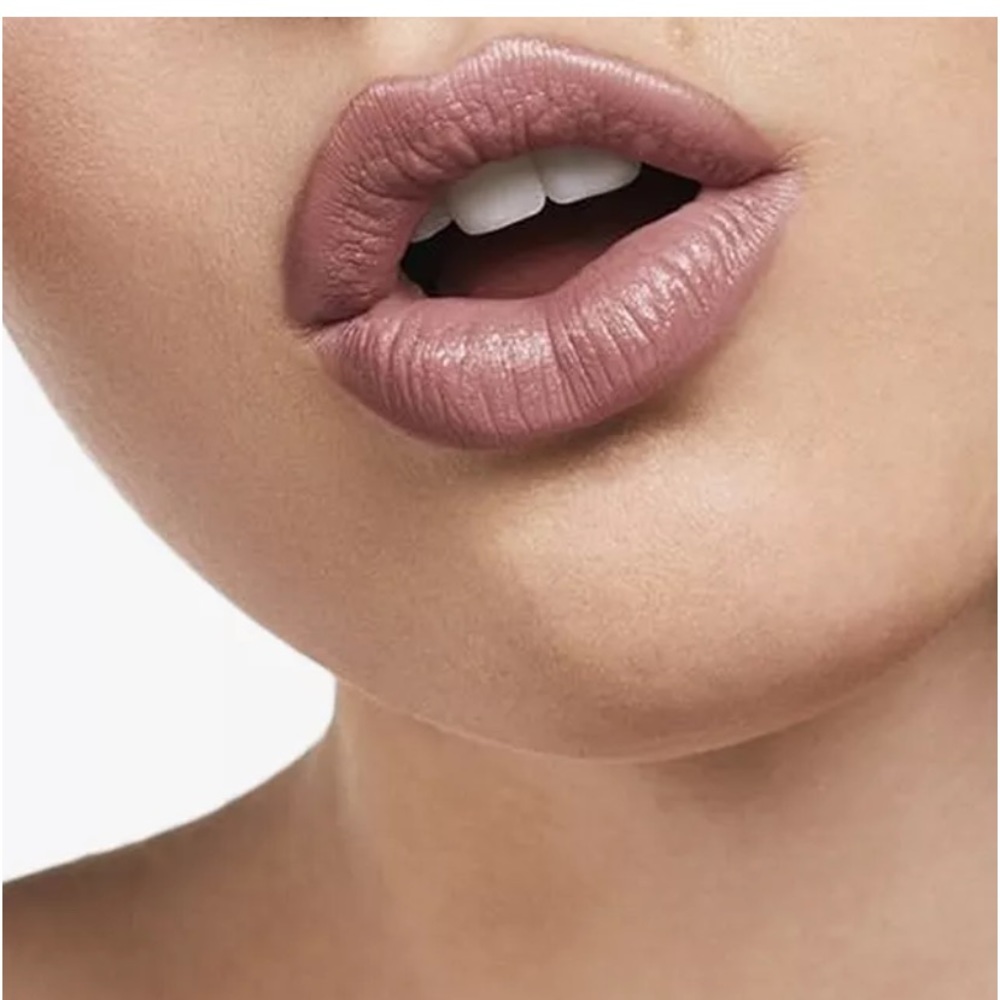 Clinique Dramatically Different Lipstick in Barely BNWB